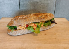 Kyllingsalat og bacon sandwich
